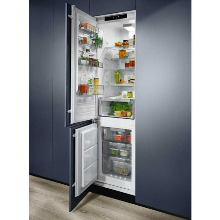 Холодильник Electrolux ENS8TE19S белый